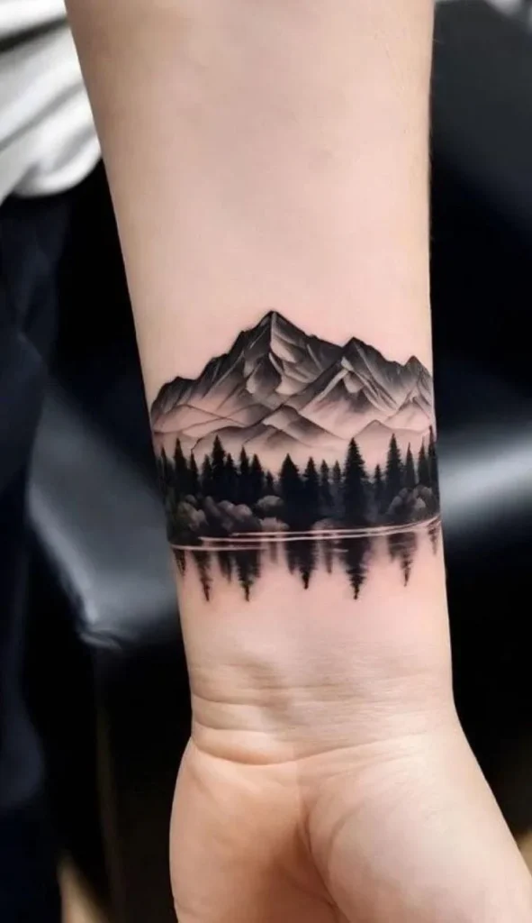 Tatouage montagne réaliste sur le bras