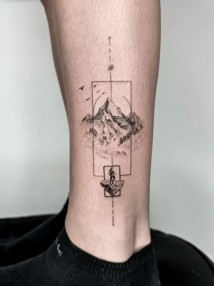 Tatouage de montagne géométrique sur la jambe