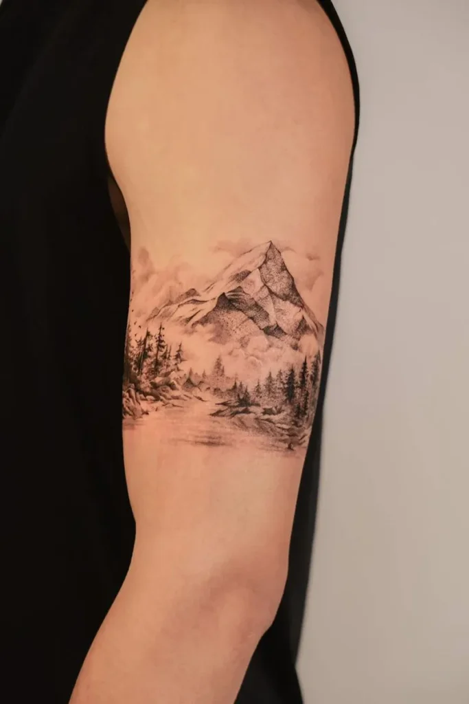 Tatouage montagne réaliste sur le bras d'un homme