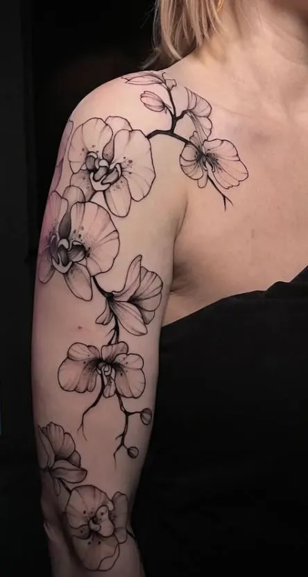 Tatouage orchidée sur la longueur du bras d'une femme