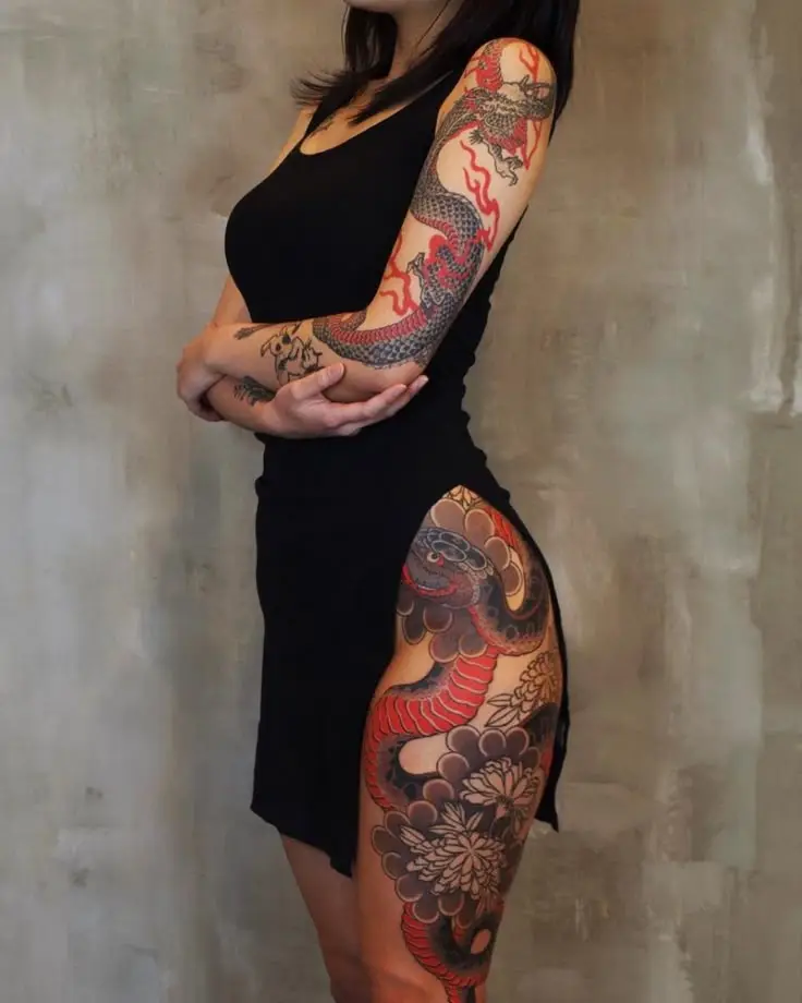 Tatouage style yakuza avec un dragon partant de l'épaule jusqu'à la jambe d'une femme