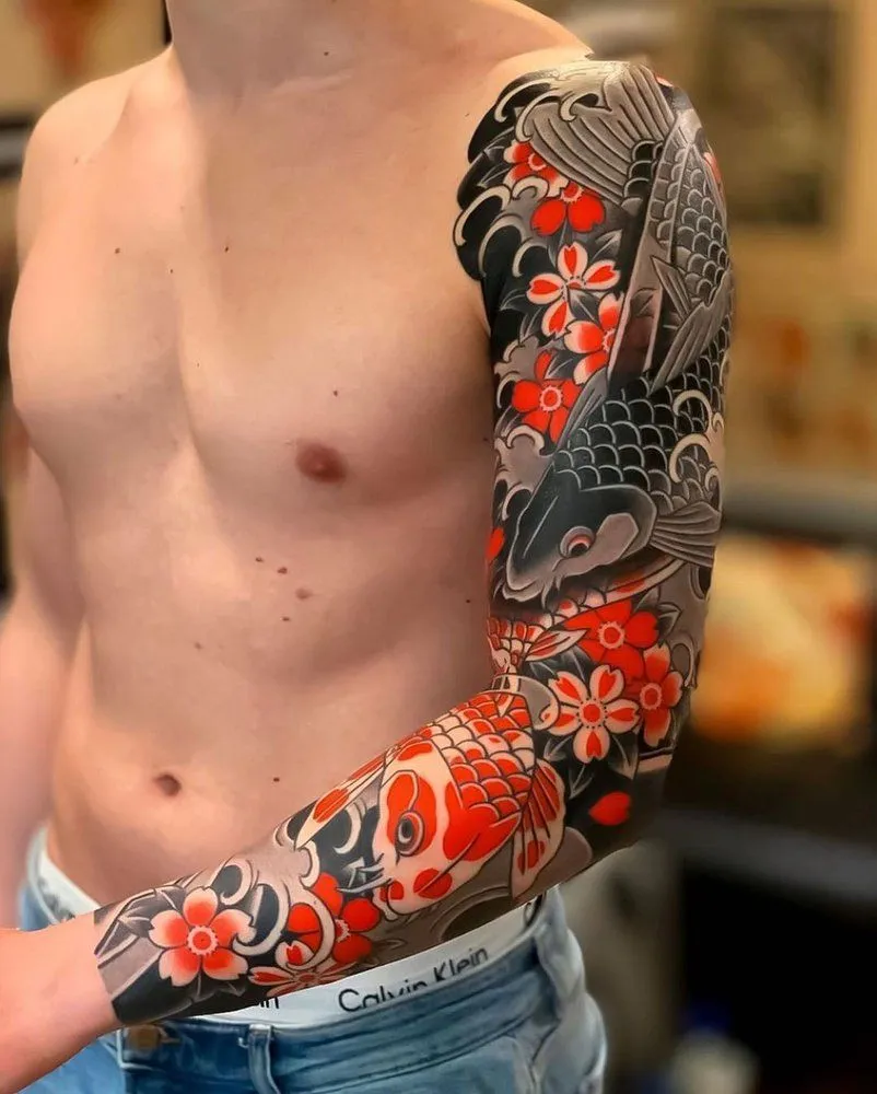 Tatouage yakuza sur la totalité du bras d'un homme