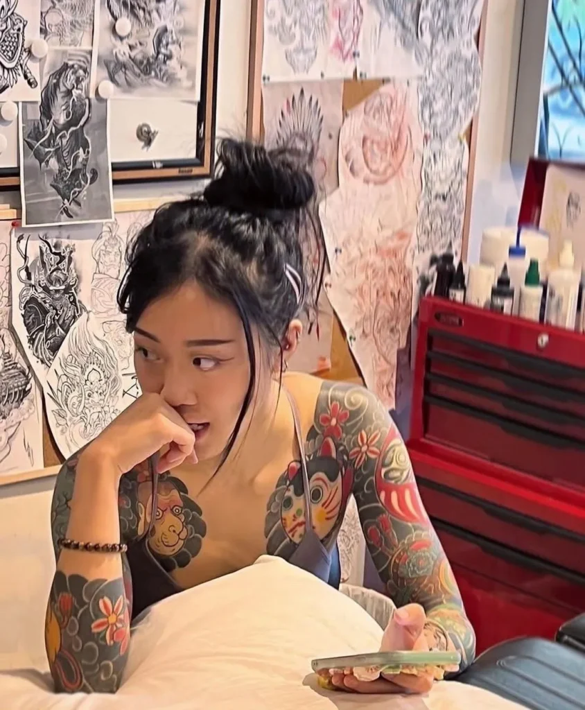 Jeune femme ayant des tatouage yakuza sur les bras