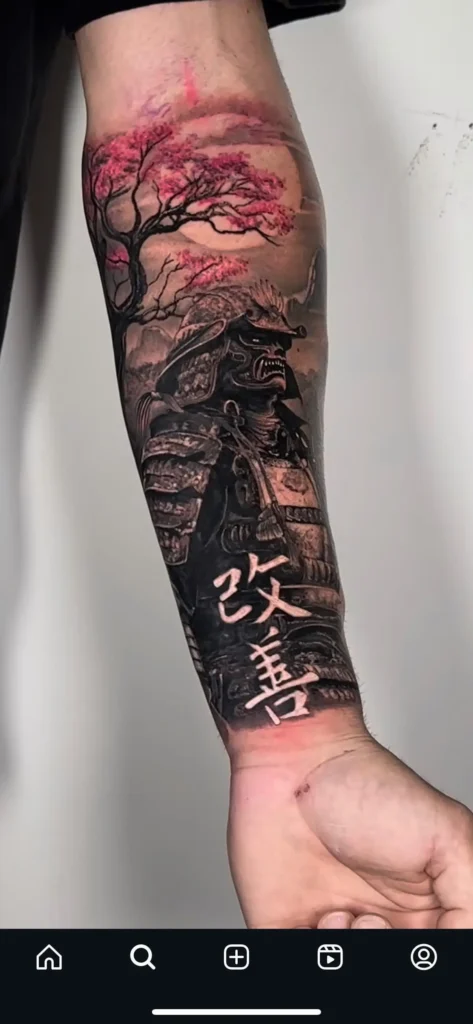 Tatouage yakuza avec un samouraï et un cerisier sur le bras d'un homme