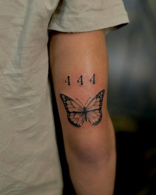 tatouage 444 sur le coude