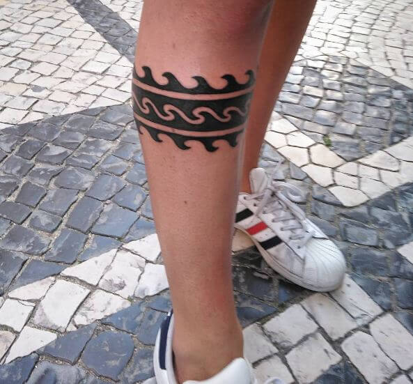 https://wikitattoo.fr/wp-content/uploads/leg-band-maori-tattoos.jpg