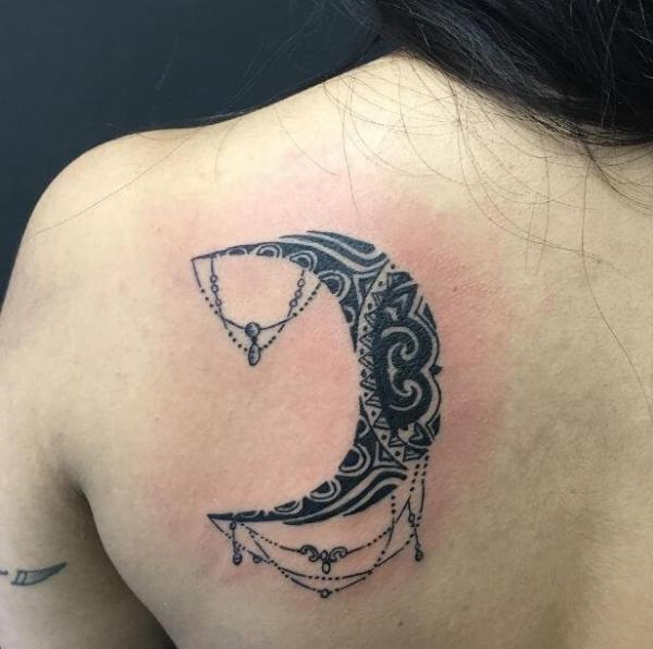 https://wikitattoo.fr/wp-content/uploads/moon-maori-tattoos-for-girls.jpg