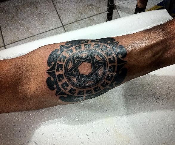 https://wikitattoo.fr/wp-content/uploads/star-maori-tattoos-on-forearm.jpg