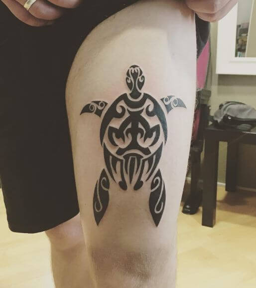 https://wikitattoo.fr/wp-content/uploads/turtle-maori-tattoos-on-thigh.jpg